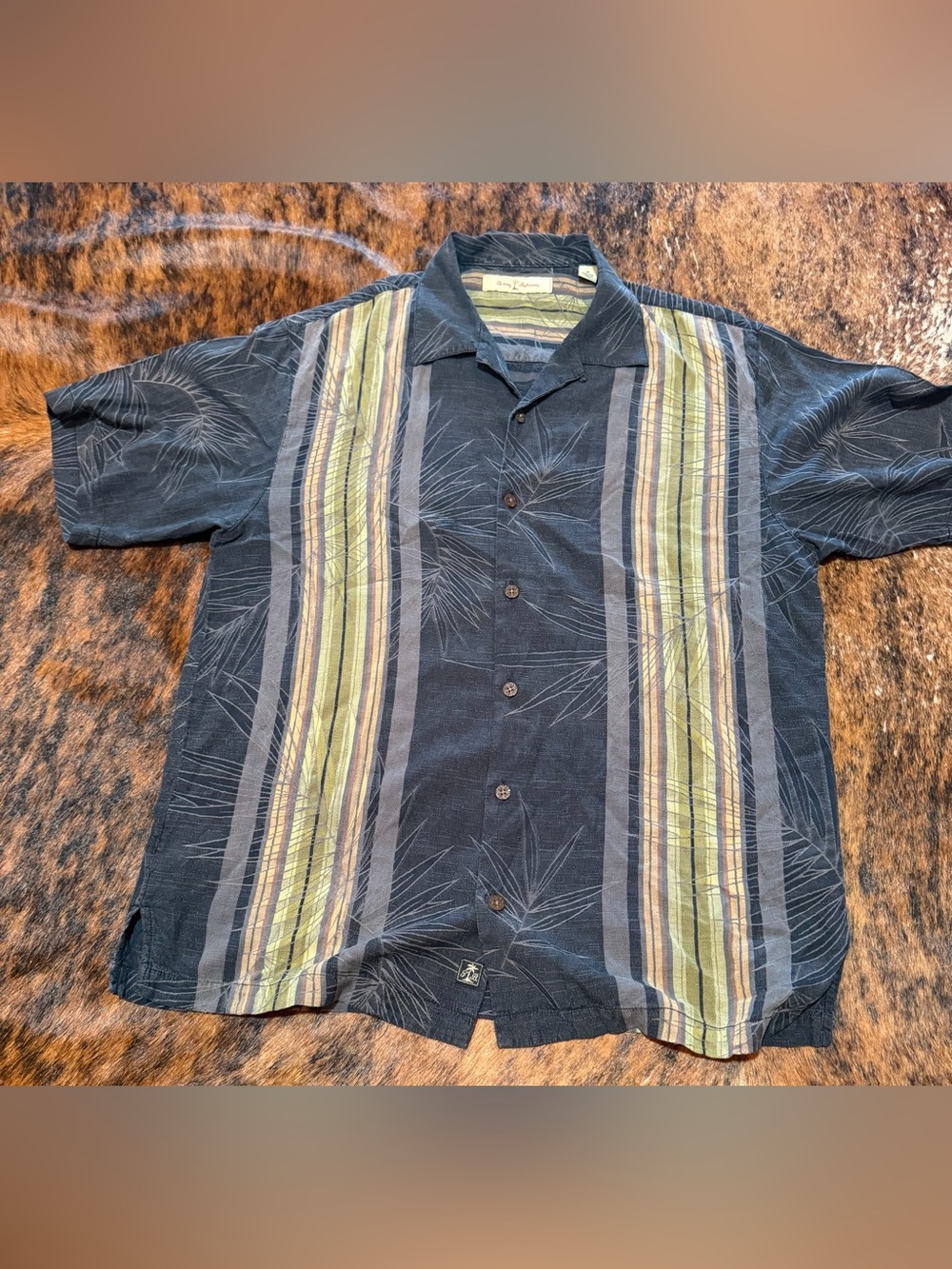 Tommy Bahama Short Sleeve Button Up Shirt Beach/Palm Mens Sz m 100 % Silk